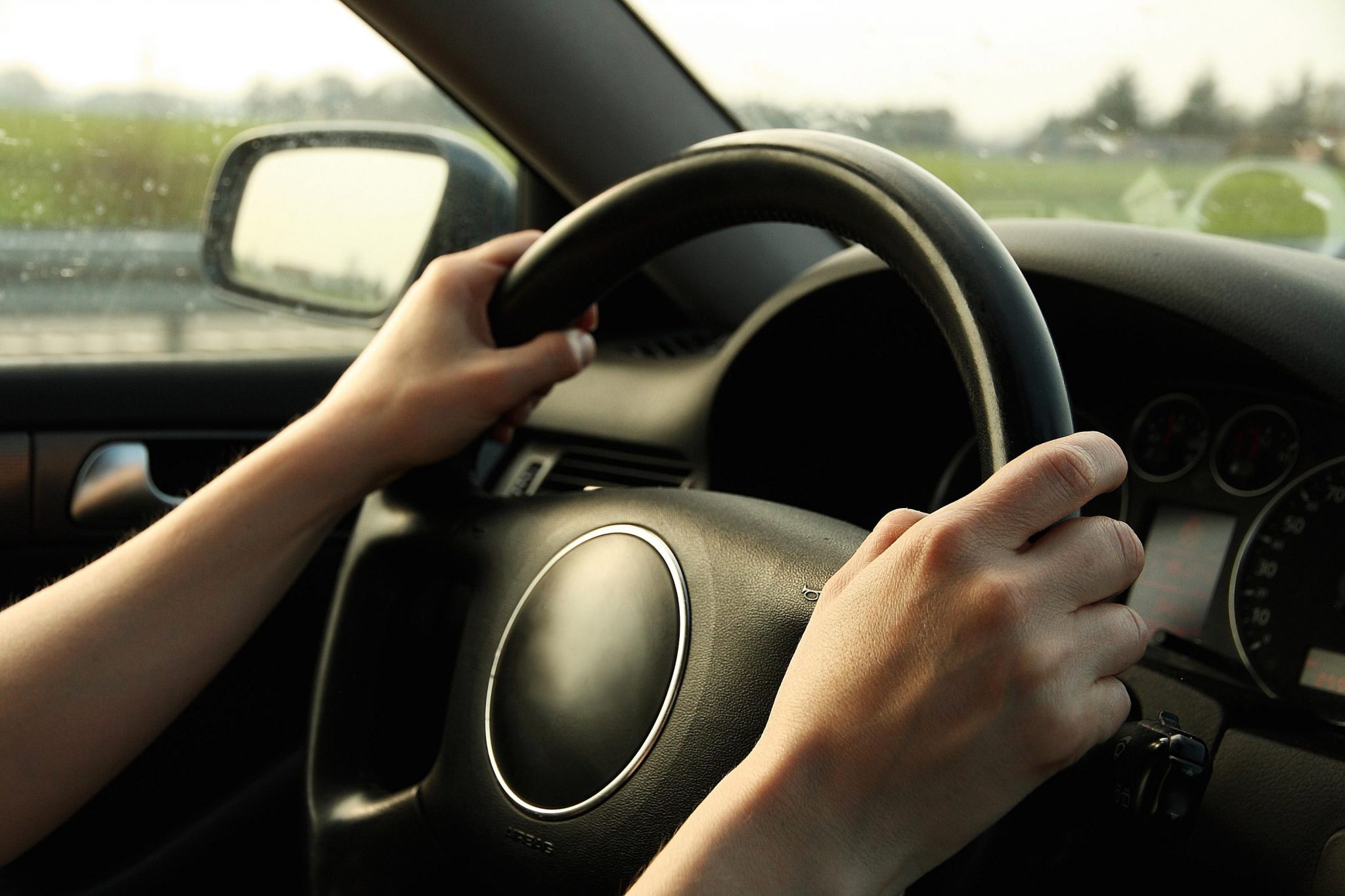 How to put properly your hands on the steering wheel of the car