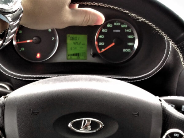 How to put properly your hands on the steering wheel of the car